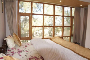 THE CLUB HOUSE ApartmentA Luxurious 2 BHK apartment near Mall Road drive in and with ample parking